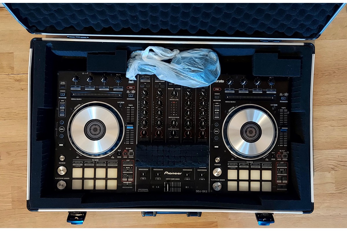 Vând și cumpăr | Consola DJ - Pioneer DDJ SX2 + Flightcase